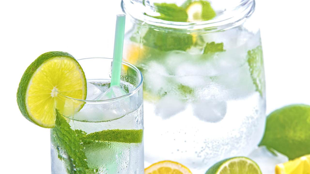 Acqua e limone, il detox che promette miracoli nella dieta: cosa c’è di vero