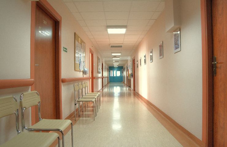 Tragedia ospedale sedato aggressione sanitari muore 51enne
