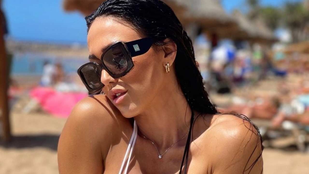 Federica Pacela occhiali da sole costume spiaggia