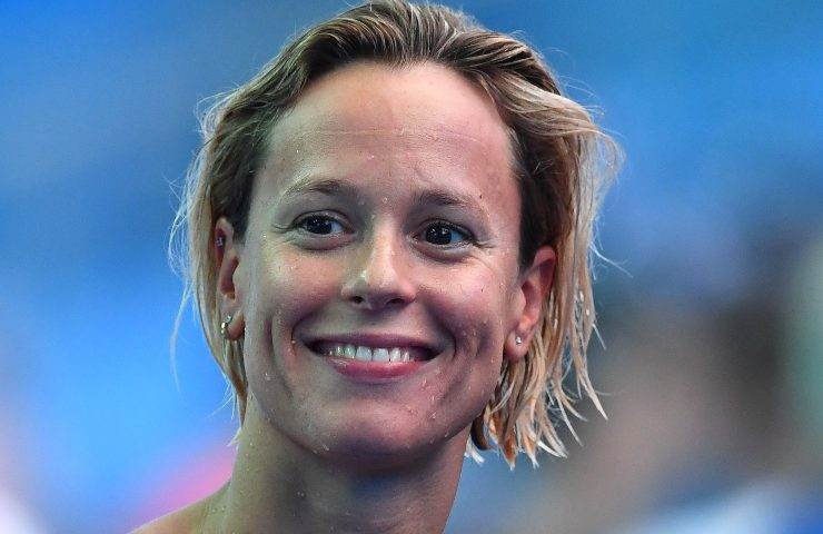 Federica Pellegrini primo piano piscina