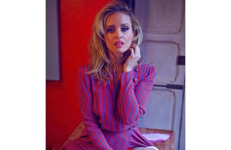 Justine Mattera camicetta sguardo trucco