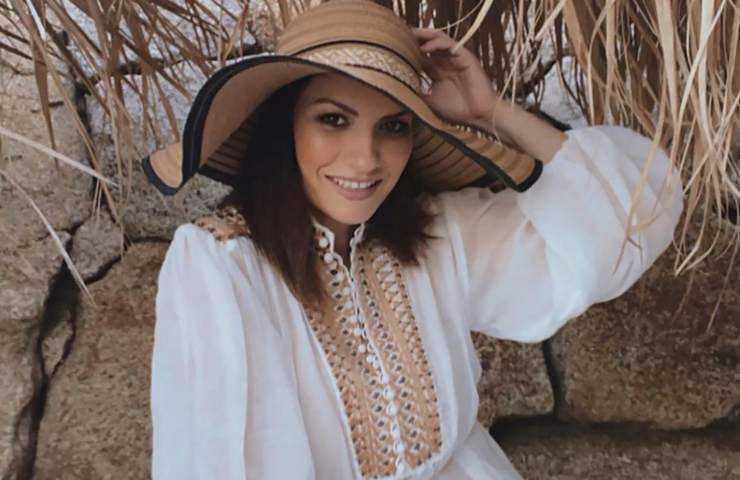 Laura Pausini sorriso camicetta scollatura