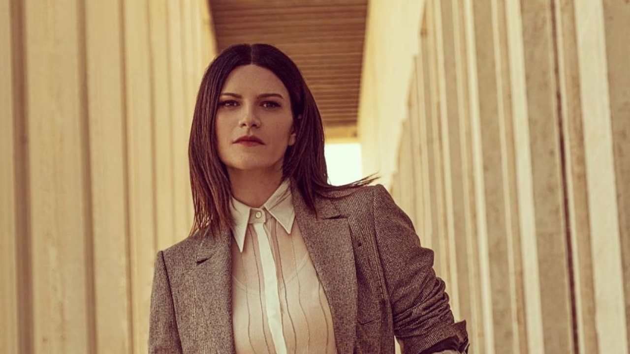 Laura Pausini giacca camicetta sguardo