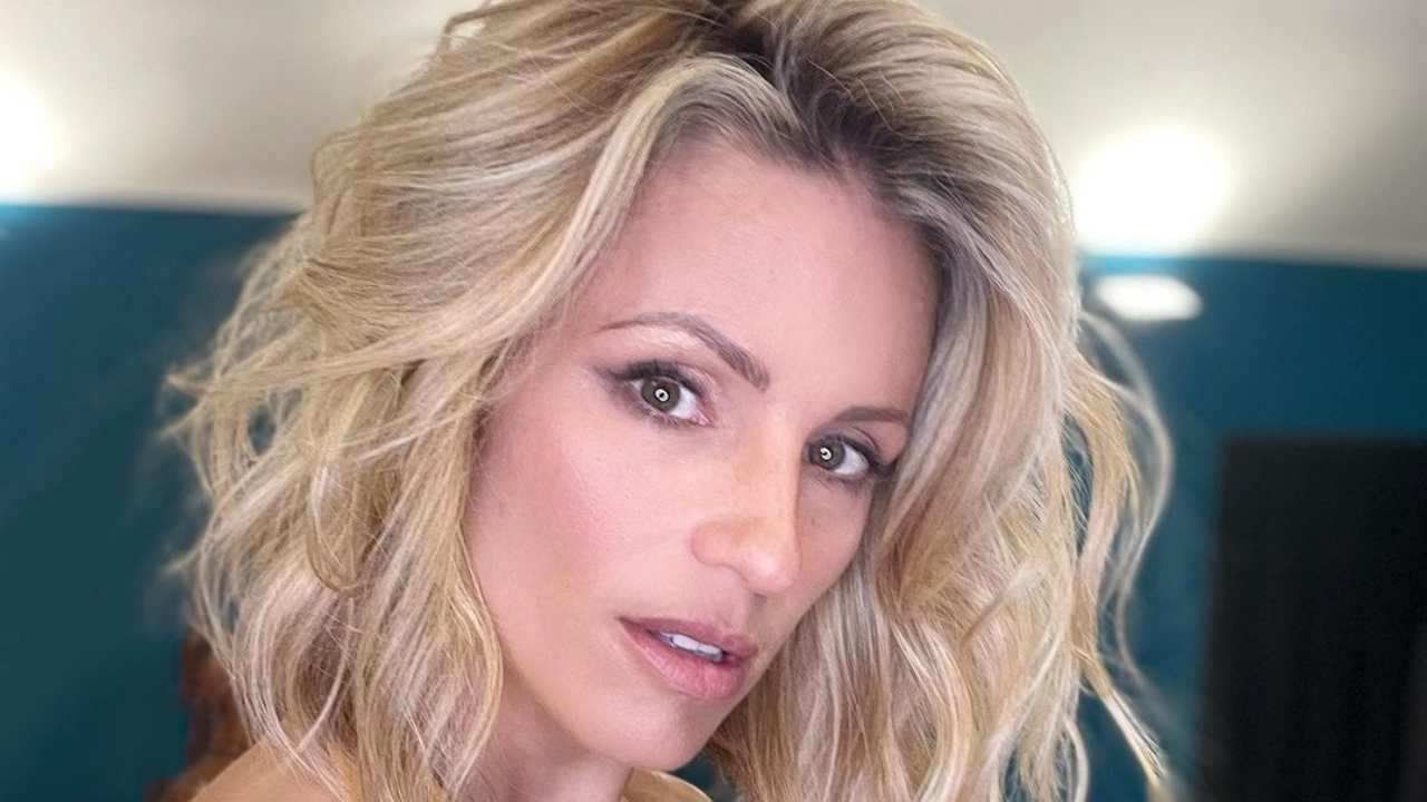 Michelle Hunziker selfie taglio capelli sguardo