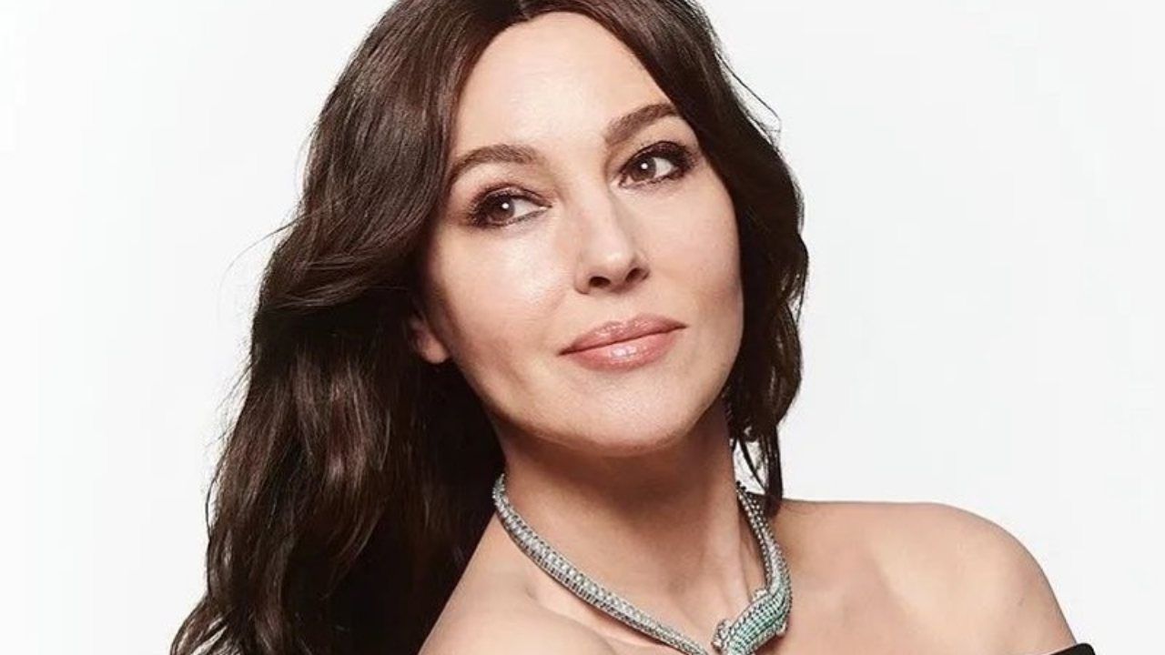 Monica Bellucci primo piano collana bellezza