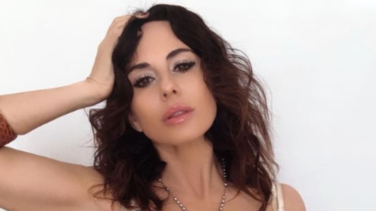 “Face The Wknd”, Paola Iezzi provoca i fan con una mossa sensuale e il suo prorompente lato A – VIDEO