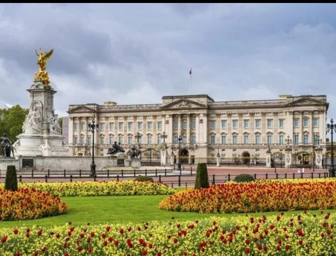 Royal Family, scatta l’ora X. La LORO presenza preoccupa la corte reale: il Palazzo in subbuglio