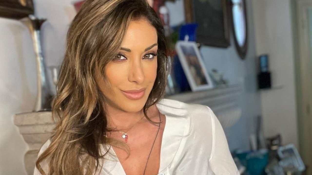 Sabrina Salerno camicetta scollatura sguardo