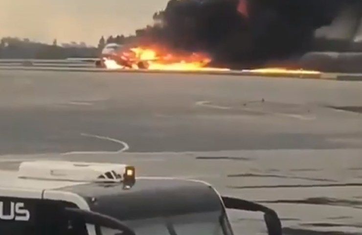 Terribile incidente, aereo in fiamme 