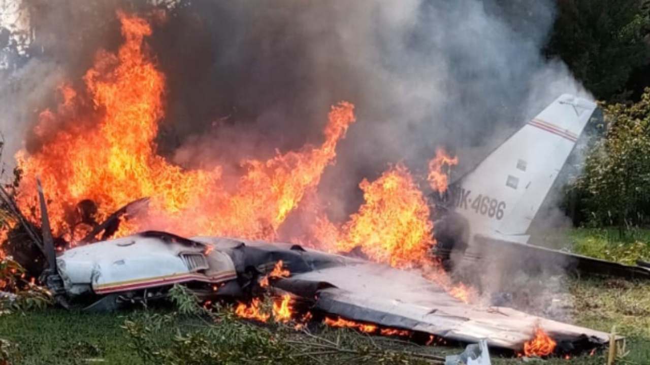 Terribile incidente, aereo in fiammein fiamme