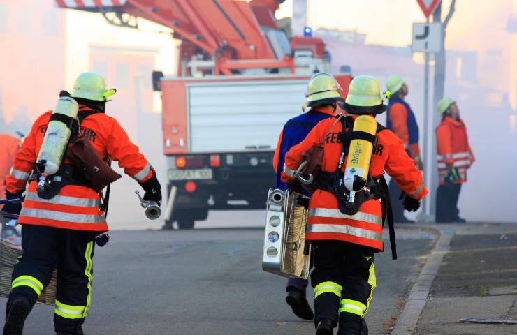 vasto incendio fabbrica chimica