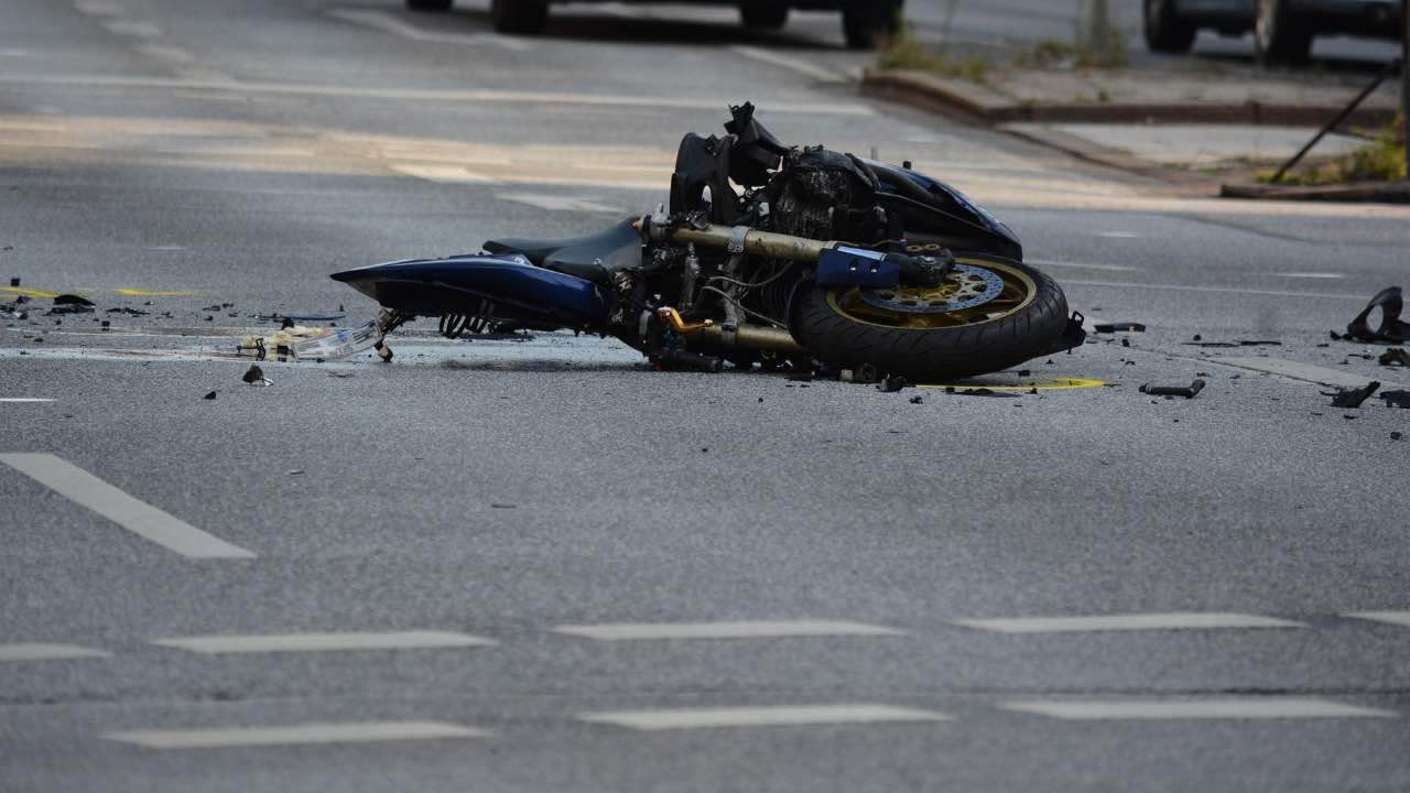 incidente stradale motociclista dramma