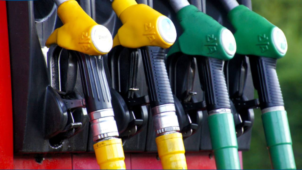 Caro carburante, nuova stangata in arrivo: prezzi a livelli record