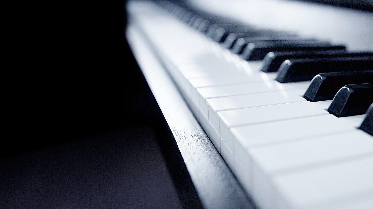 Lutto nel mondo della musica, scompare il tastierista di una nota band. Un dramma