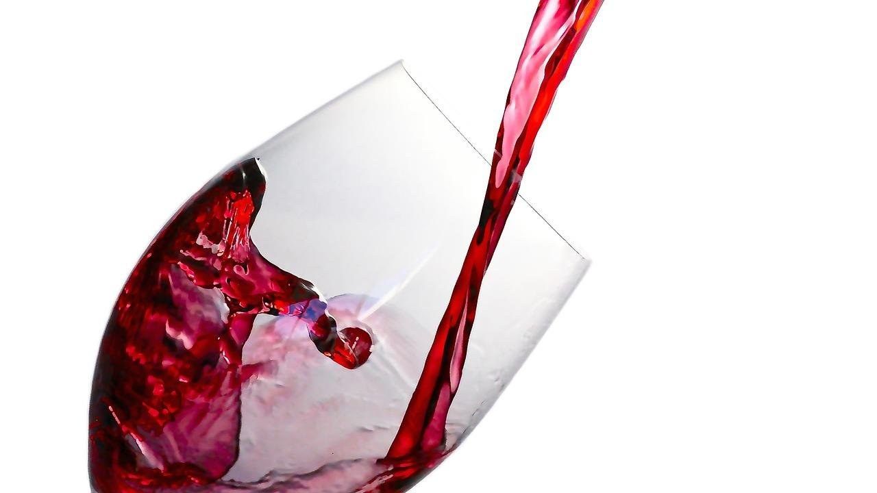 Bere vino, quante calorie ha un bicchiere? Cosa bisogna sapere