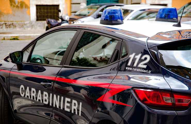Minorenne accoltella carabinieri