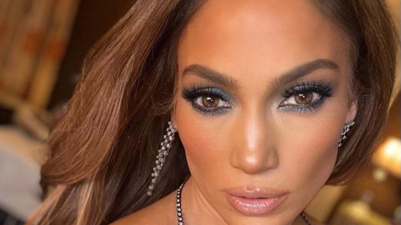 Jennifer Lopez primo piano sguardo trucco