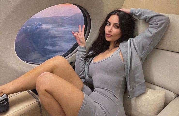 Kim Kardashian aereo abito aderente
