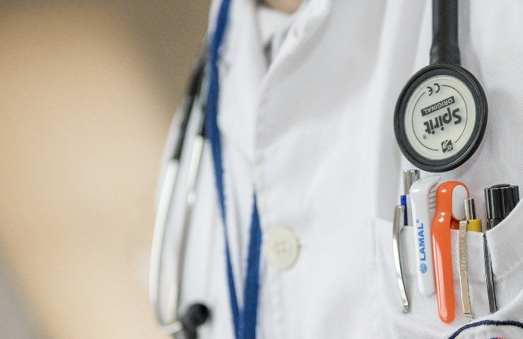 Medico opera occhio sbagliato paziente diventa cieco