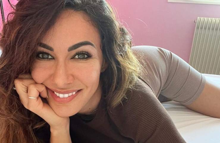 Melita Toniolo selfie divano lato B