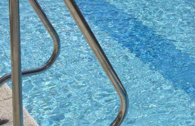 Bambino morto annegato piscina genitori bagnini processo