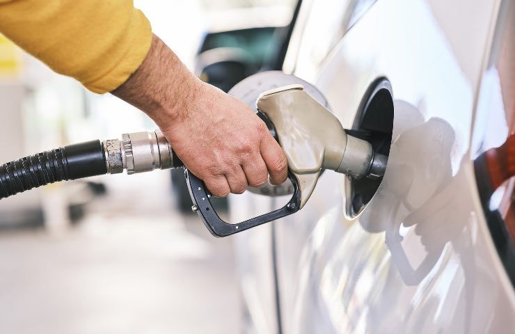 Caro carburanti prezzi aumento benzina servito euro