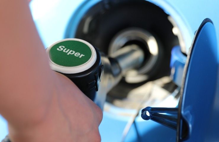 Caro carburanti prezzi aumento benzina servito euro