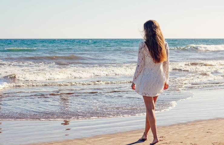 Una donna sulla battigia
