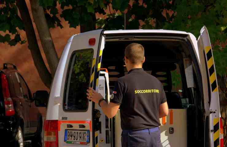 tragedia in mare padre muore annegato