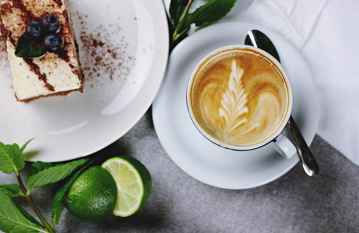 Scontrino da 8 euro per un cappuccino in un bar