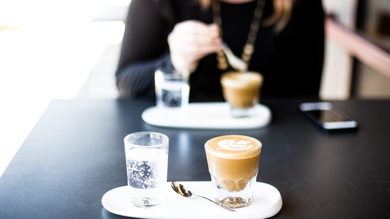 Scontrino da 8 euro per un cappuccino in un bar