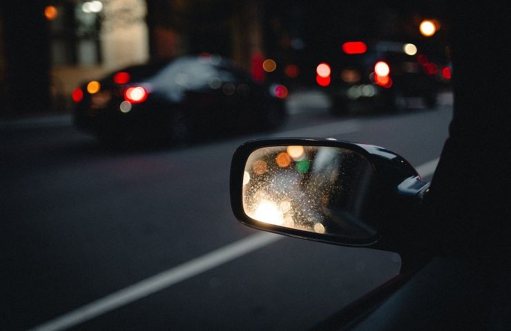 specchietto auto traffico