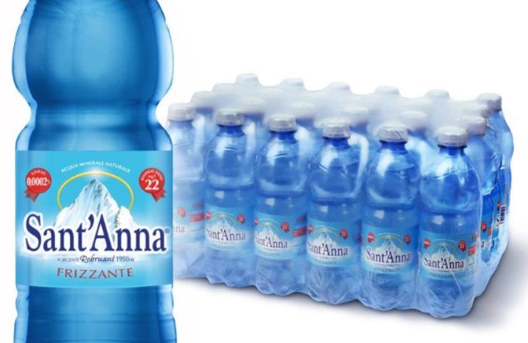 Bottiglie di acqua Sant'Anna