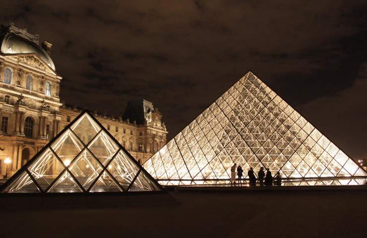 Louvre Parigi mistero piramidi
