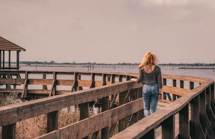 Disgrazia donna ritrovata morta al mare