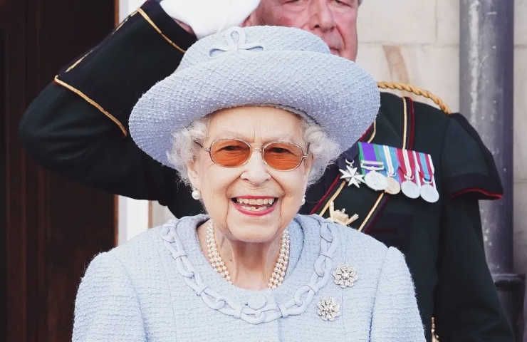 Regina Elisabetta infuriata Kate William regole infrante