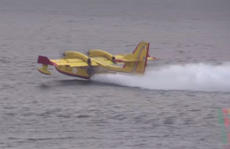 Scoppia rogo canadair