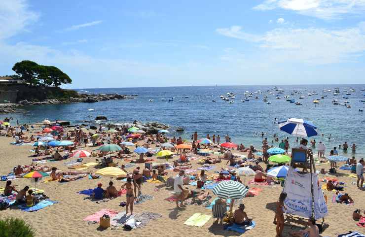 Una spiaggia affollata