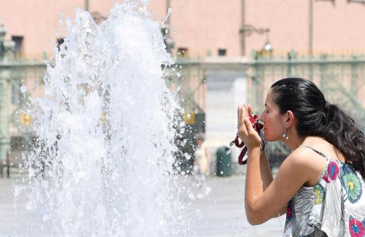 una donna e fontana