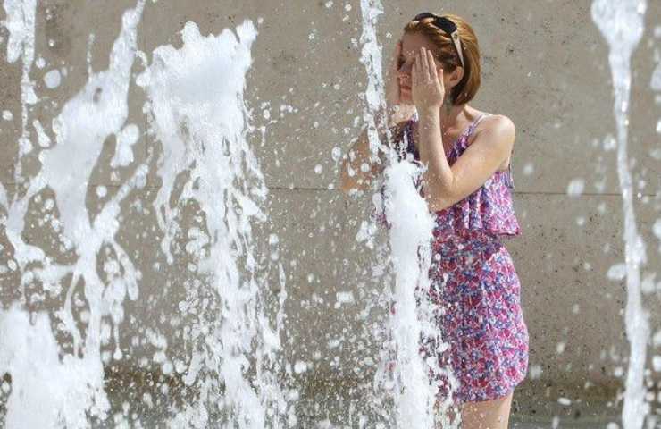 Una donna e una fontana