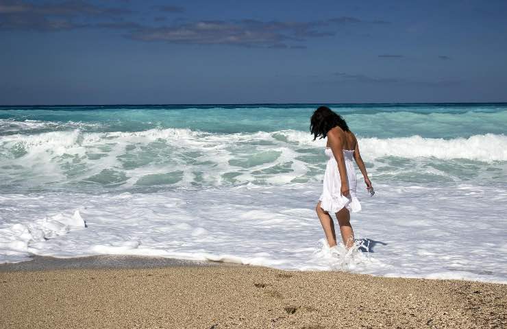 camminare spiaggia benefici