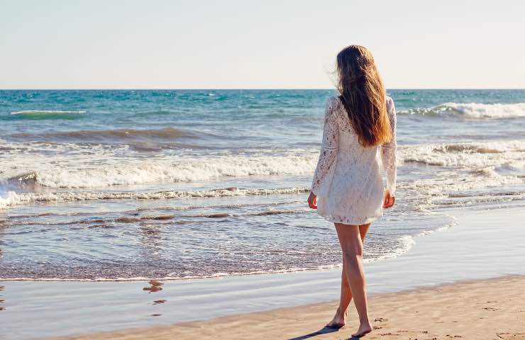 camminare spiaggia benefici