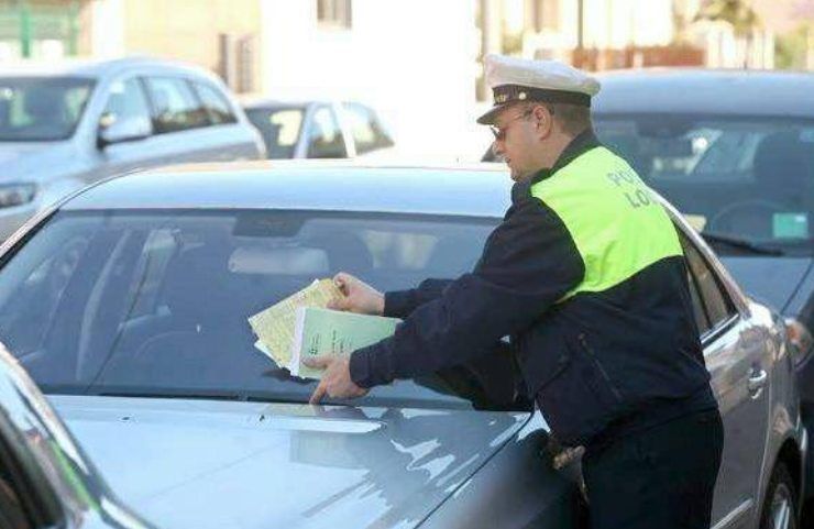 Un agente mentre fa una multa
