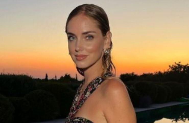 Chiara Ferragni al tramonto