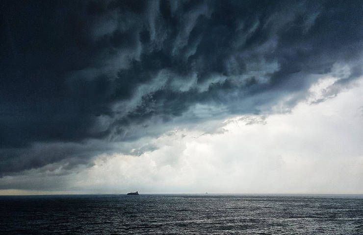 Tromba d'aria Tortora spiaggia devastata