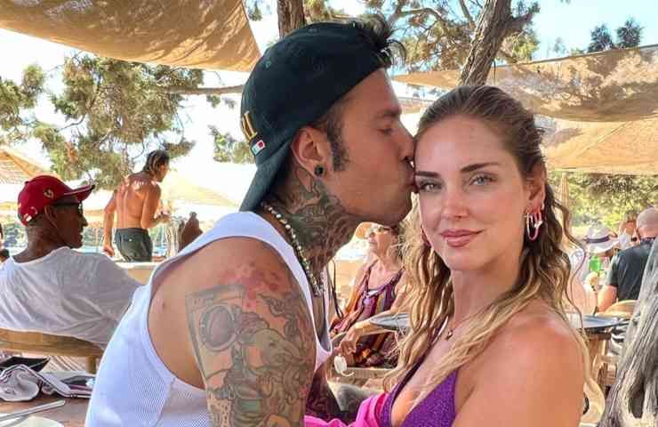 Chiara Ferragni Fedez provano nuova Ferrari elettrica