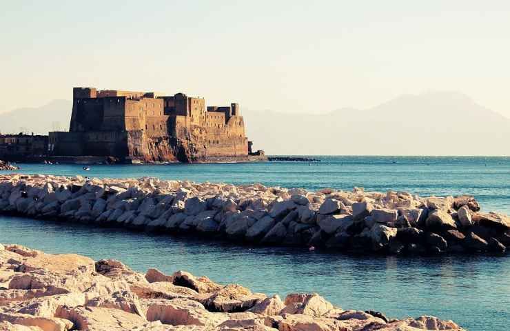 Avvistamento squalo Napoli passanti video