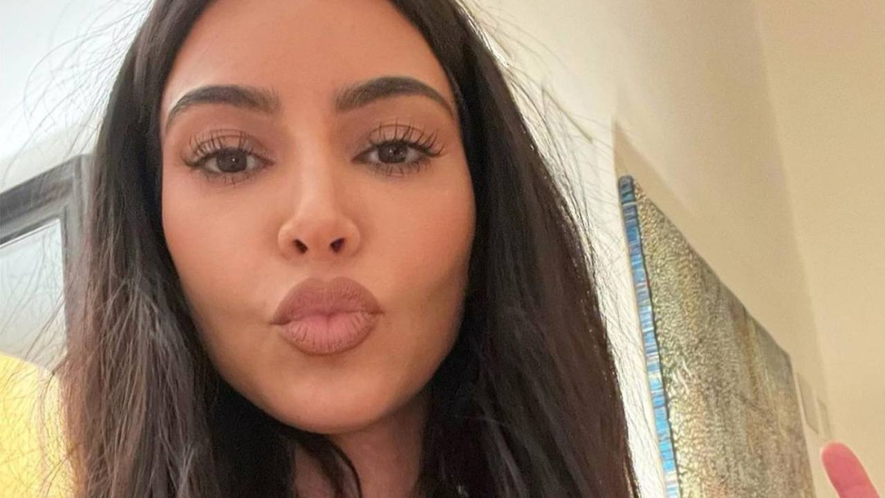 Kim Kardashian primo piano labbra sguardo