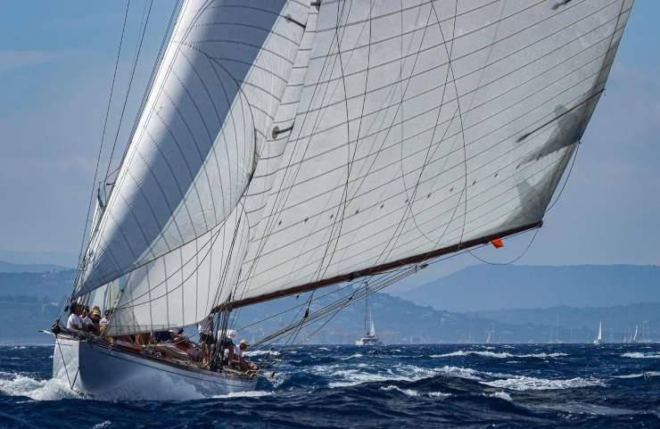 Una barca a vela con passeggeri