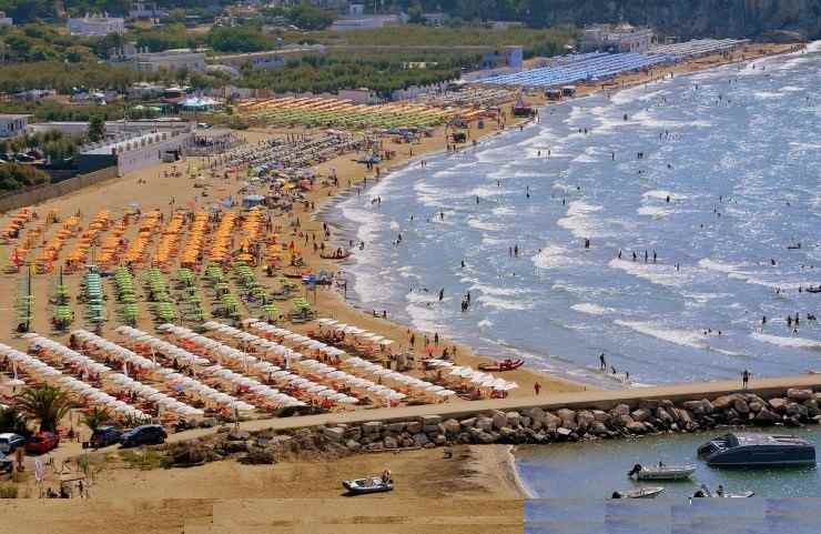 Una spiaggia con bagnanti